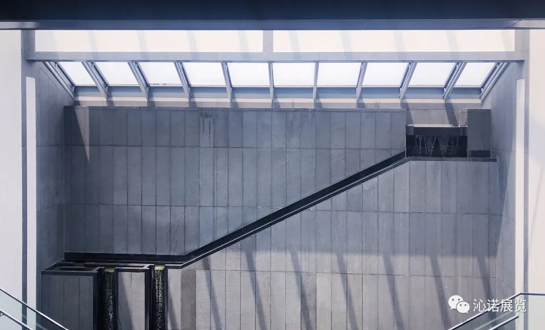 在新馆西部的主展区,还设置了水幕墙,游人跟着潺潺的流水慢慢行走