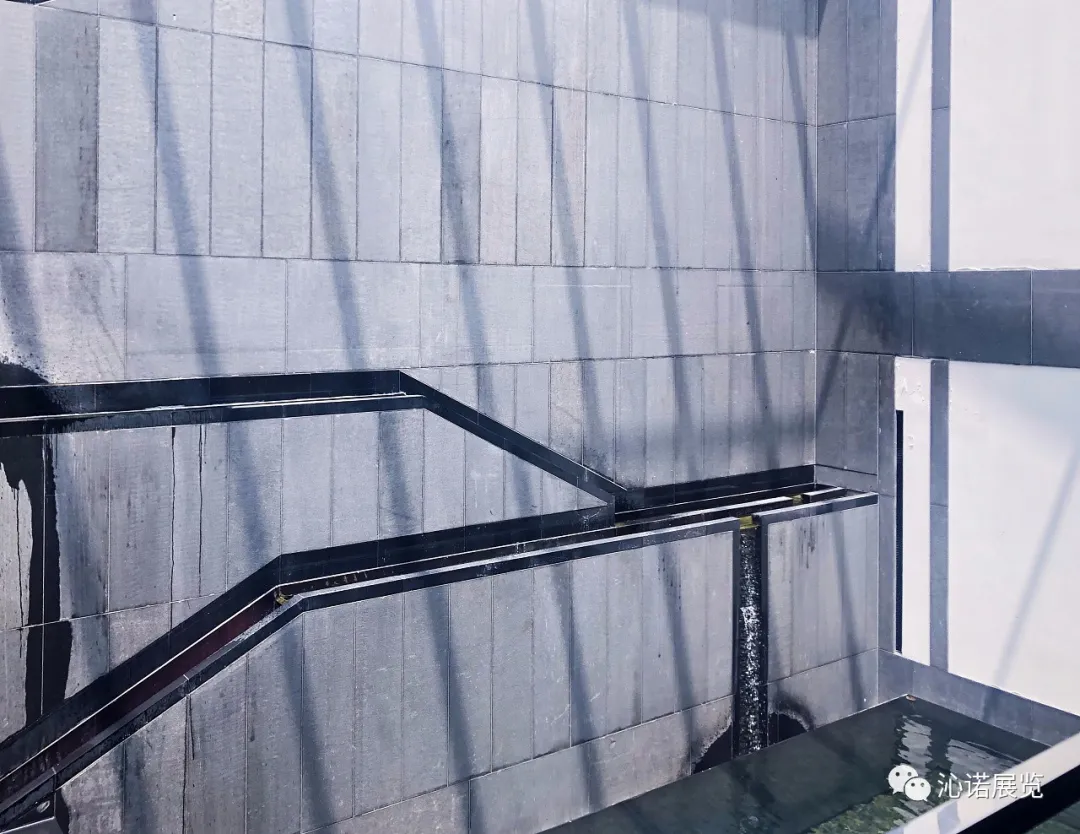 在新馆西部的主展区,还设置了水幕墙,游人跟着潺潺的流水慢慢行走